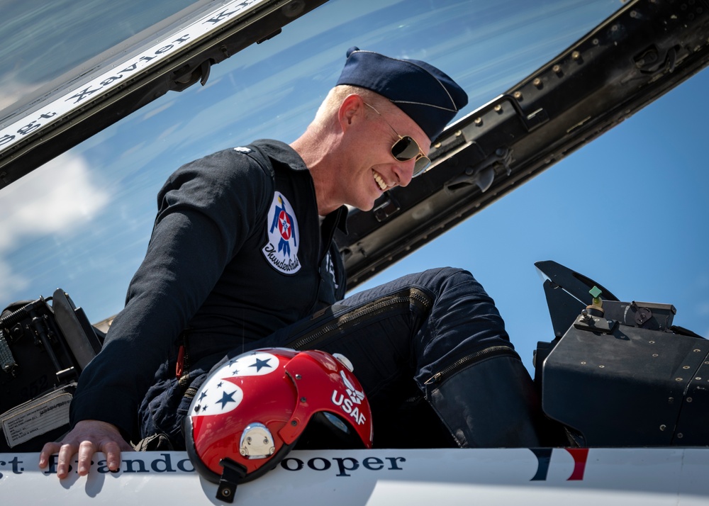 Thunderbirds Perform in Fort Wayne