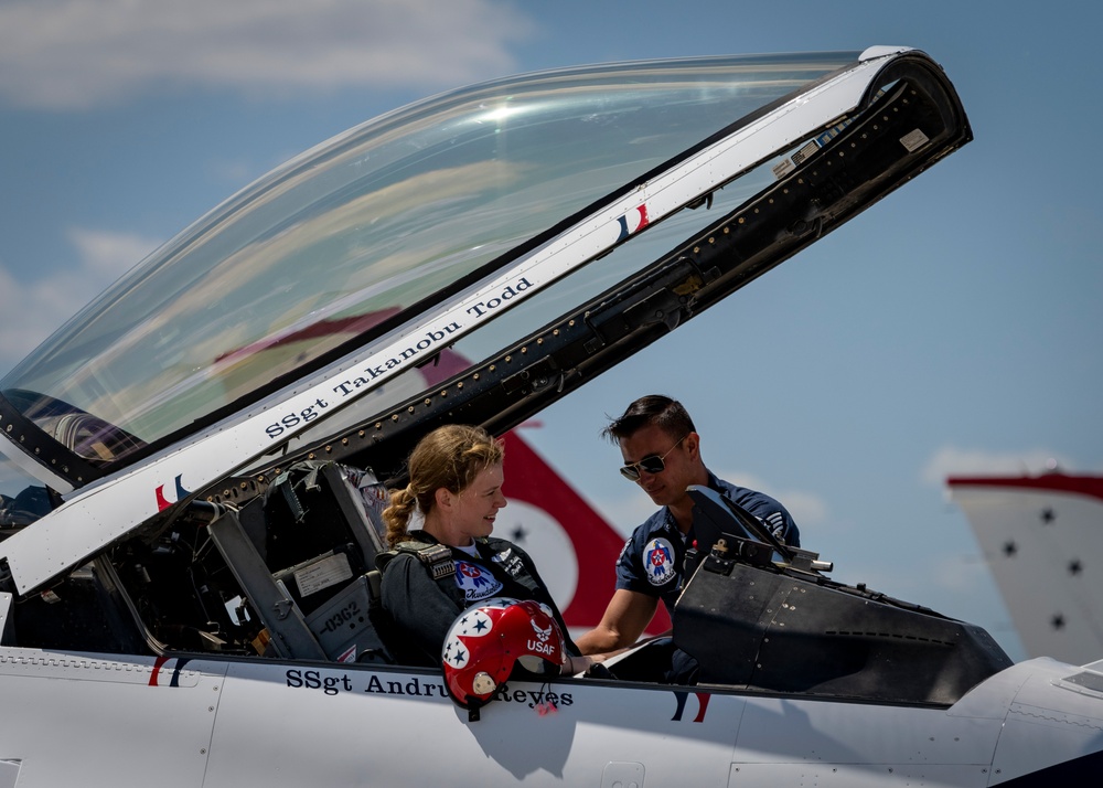 Thunderbirds Perform in Fort Wayne