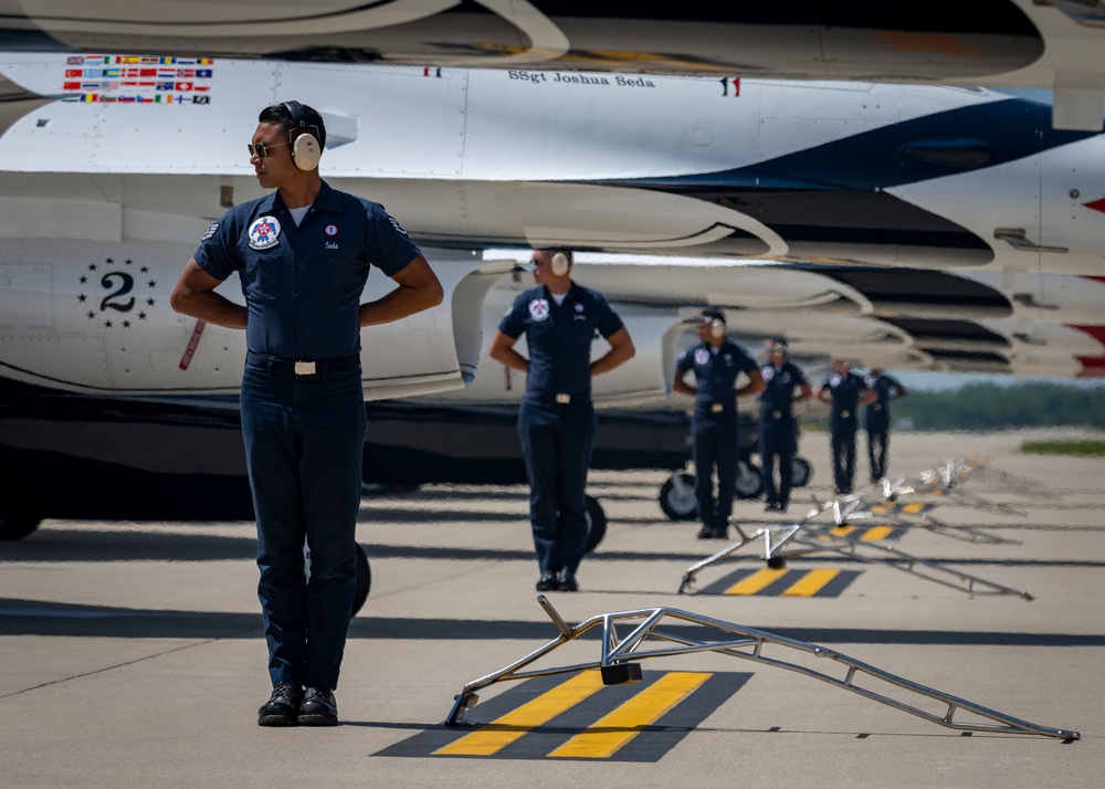 Thunderbirds Perform in Fort Wayne