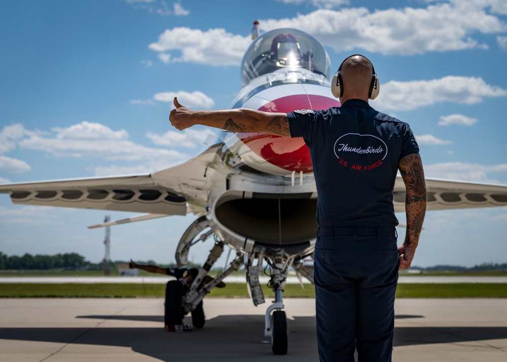 Thunderbirds Perform in Fort Wayne