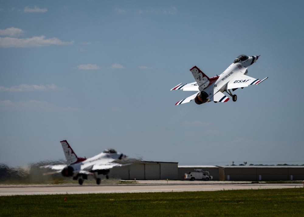 Thunderbirds Perform in Fort Wayne