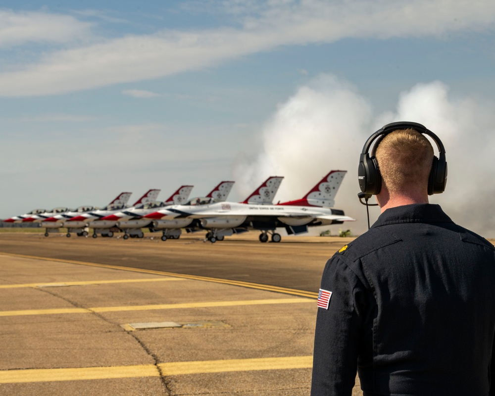 Thunderbirds soar over Columbus