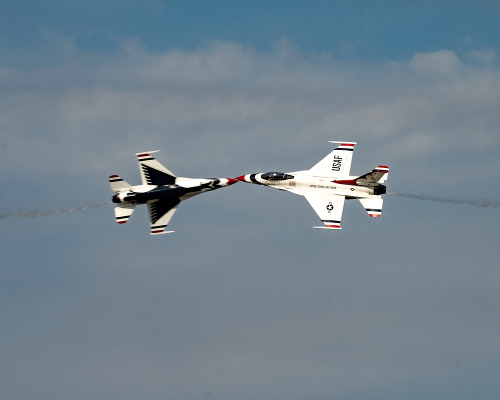 Thunderbirds soar over Columbus