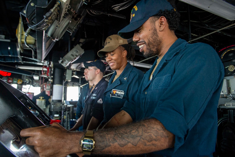 Paul Hamilton Transits Strait Of Hormuz