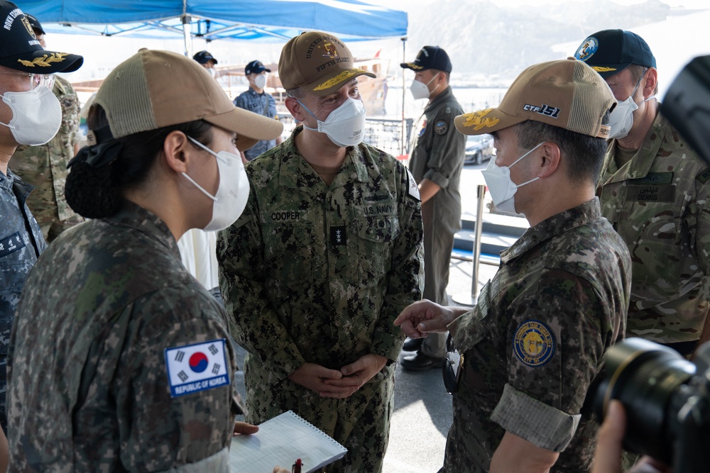 Military leaders visit Republic of Korea Navy destroyer ROKS Chungmugong Yi Sun-sin