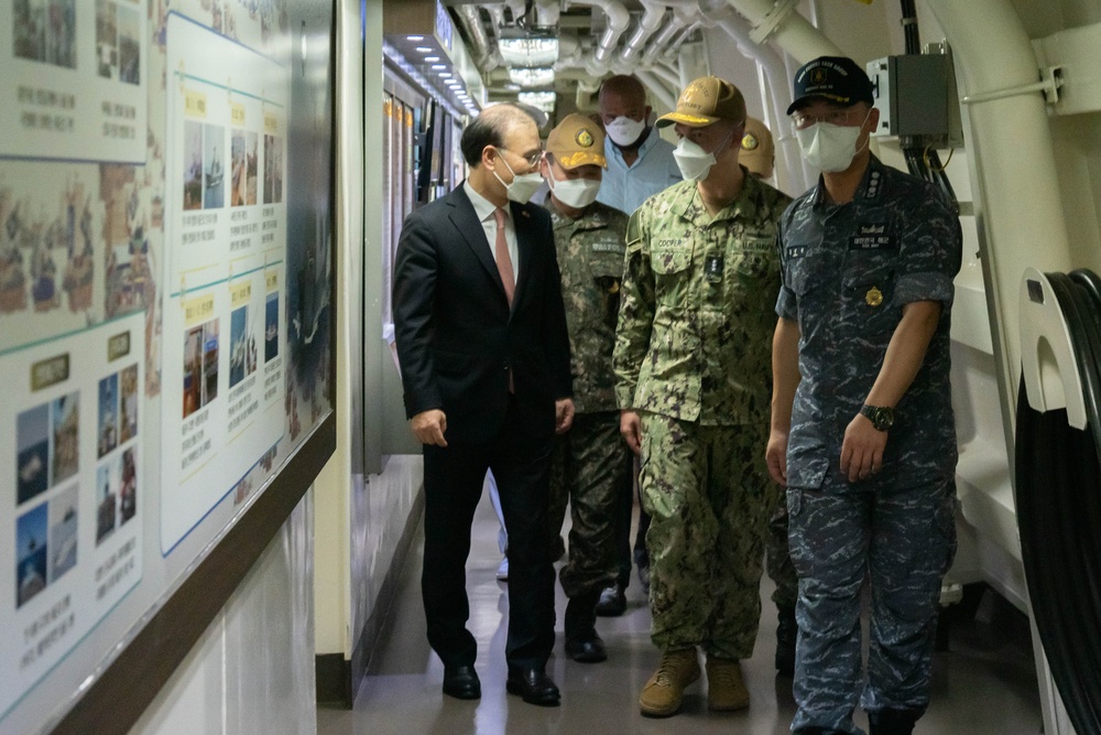 Military leaders visit Republic of Korea Navy destroyer ROKS Chungmugong Yi Sun-sin