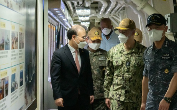 Military leaders visit Republic of Korea Navy destroyer ROKS Chungmugong Yi Sun-sin
