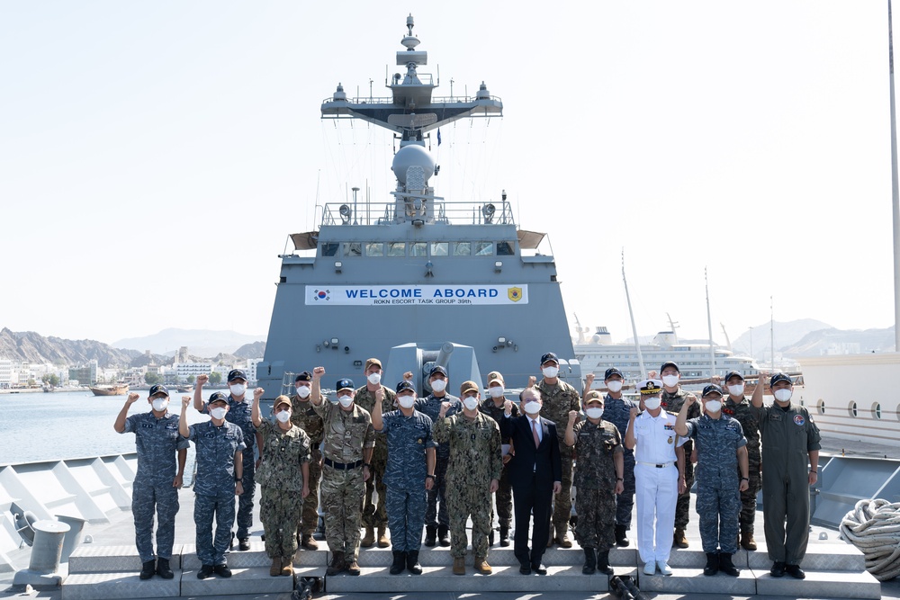 Military leaders visit Republic of Korea Navy destroyer ROKS Chungmugong Yi Sun-sin