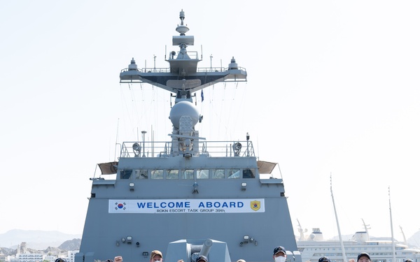 Military leaders visit Republic of Korea Navy destroyer ROKS Chungmugong Yi Sun-sin