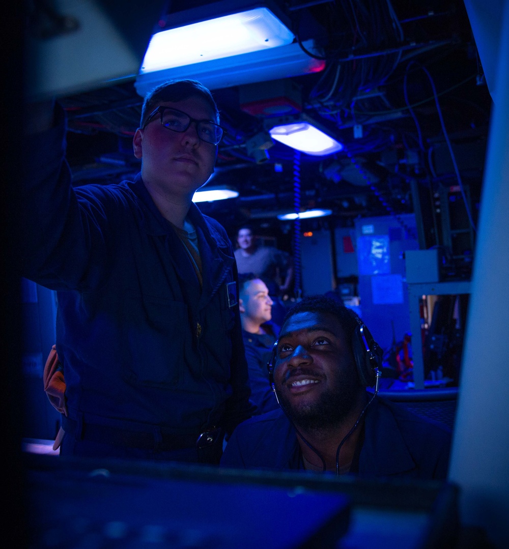 Sailors aboard U.S. 7th Fleet Flagship USS Blue Ridge (LCC 19) stand watch in the combat information center.