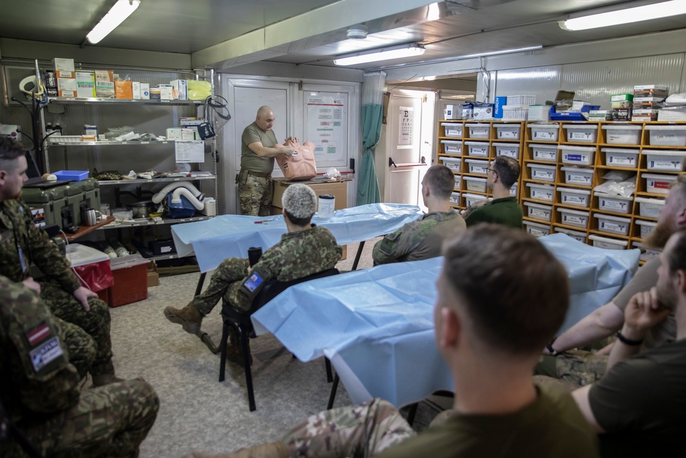 DVIDS - Images - KFOR Soldiers conduct medical training [Image 5 of 11]