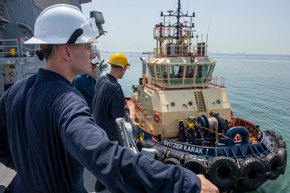 USS Paul Hamilton Pulls into Bahrain