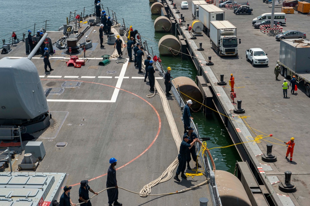 USS Paul Hamilton Pulls into Bahrain