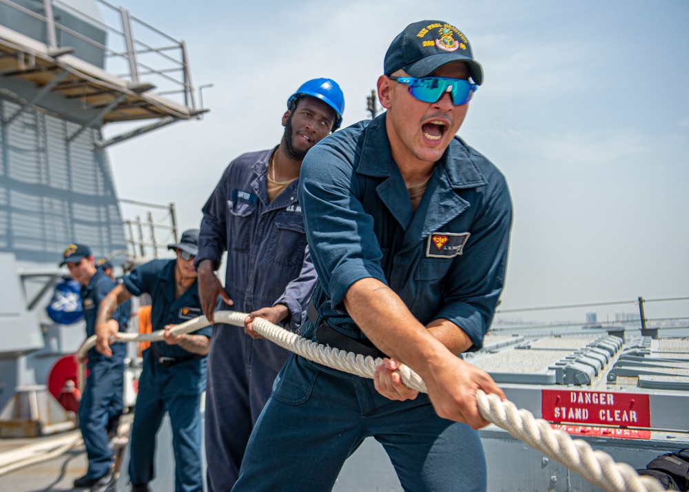 USS Paul Hamilton Pulls into Bahrain