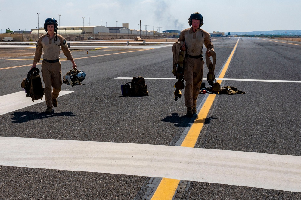 VMM-364 land on USS Lewis B Puller