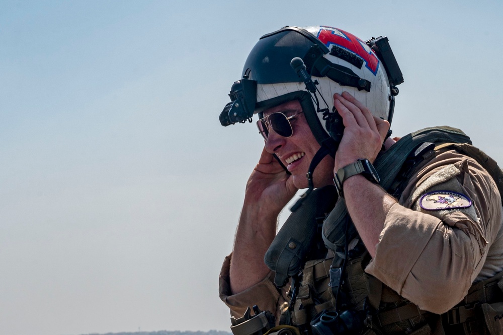 VMM-364 land on USS Lewis B Puller