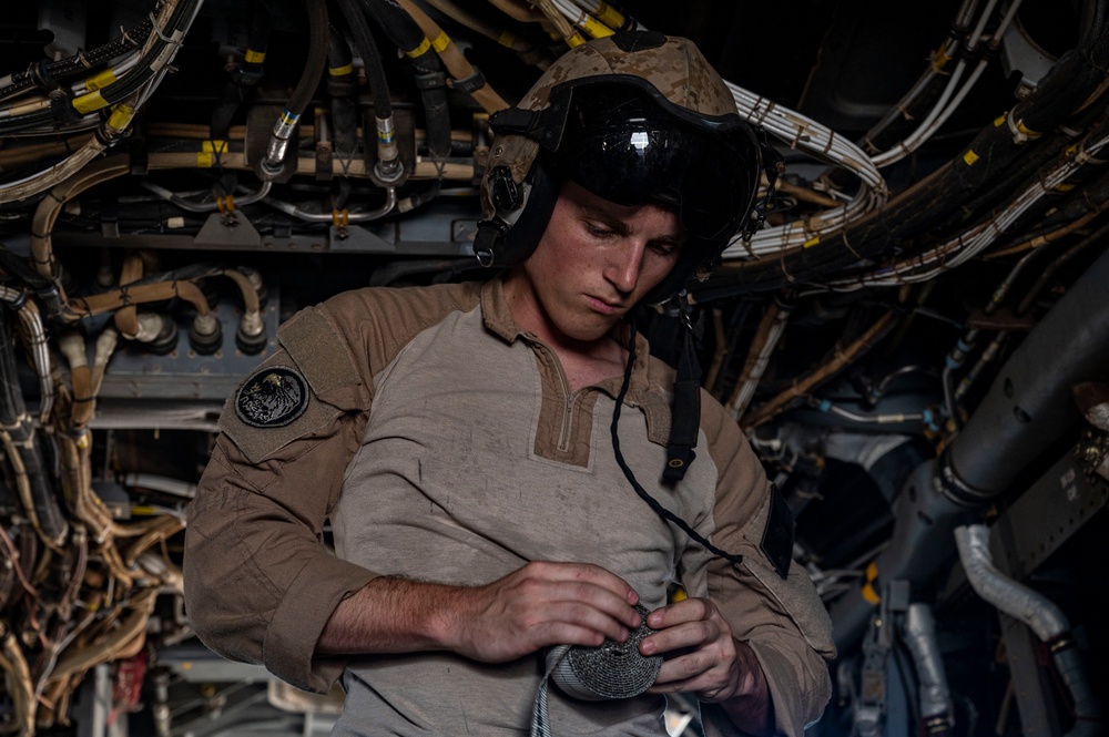 VMM-364 land on USS Lewis B Puller