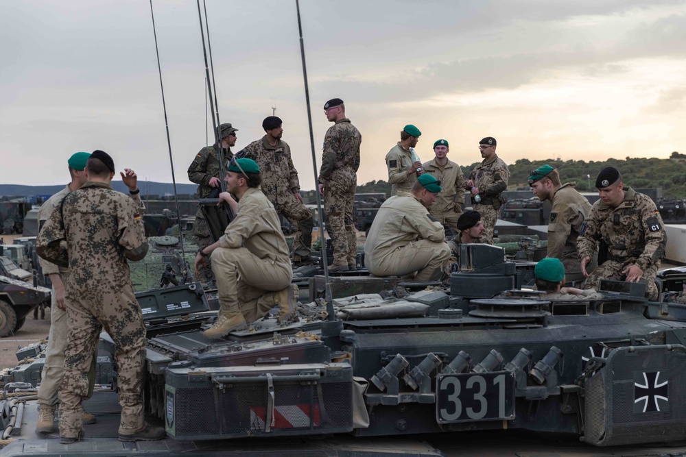 German, Norwegian Soldiers Meet, Discuss Leopard Tanks