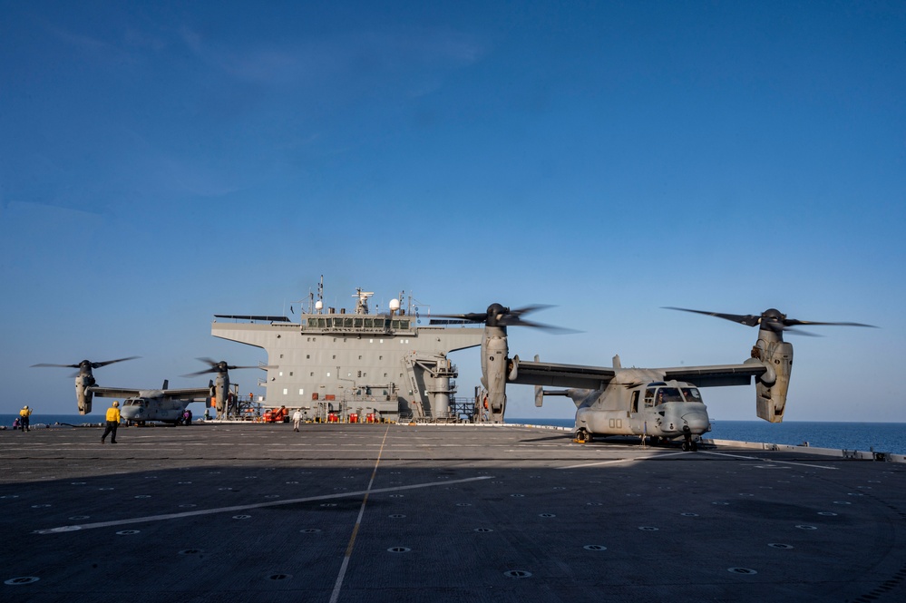 VMM-364 land on USS Lewis B Puller