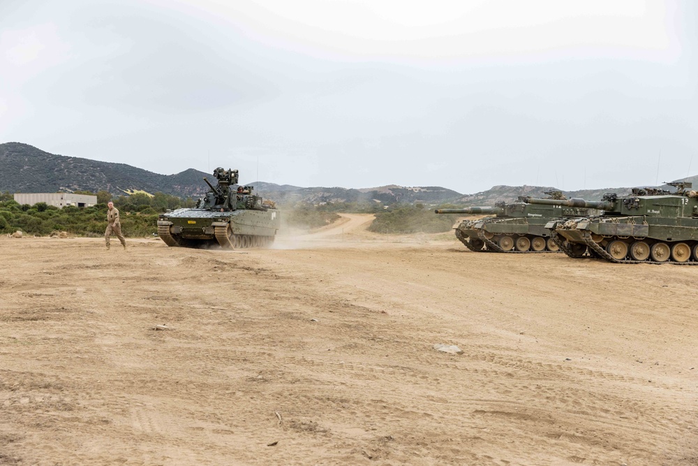 German, Norwegian Soldiers Meet, Discuss Leopard Tanks