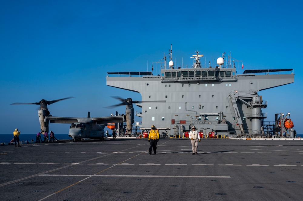 VMM-364 land on USS Lewis B Puller