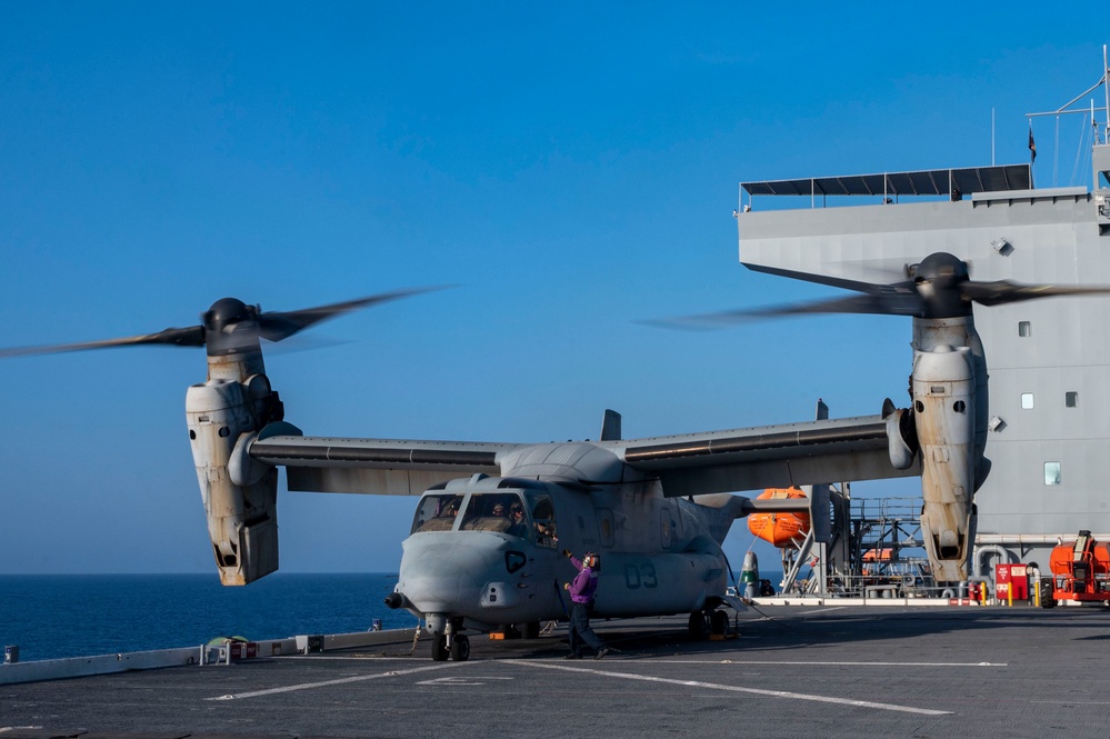 VMM-364 land on USS Lewis B Puller