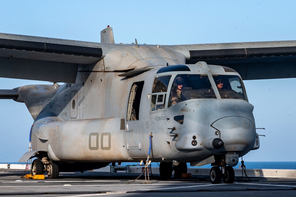 VMM-364 land on USS Lewis B Puller