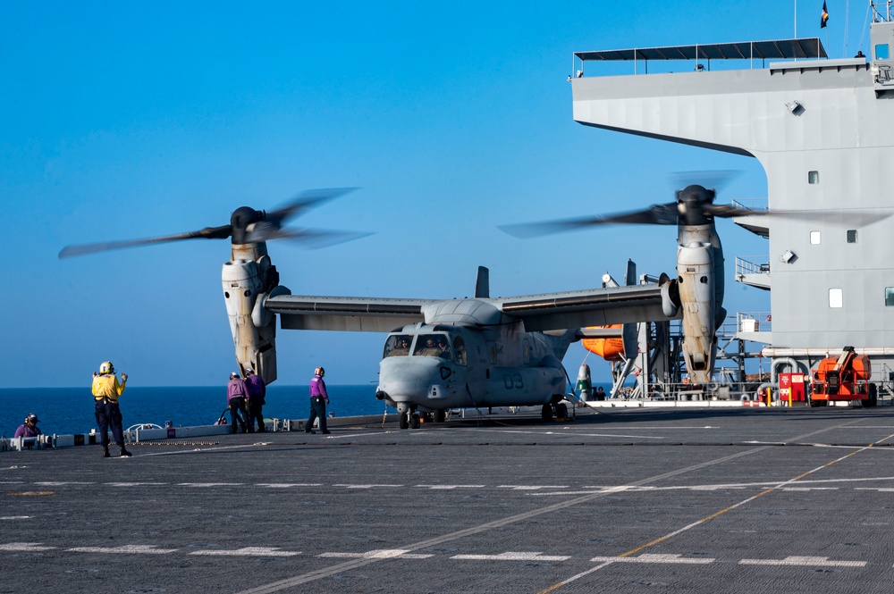 VMM-364 land on USS Lewis B Puller