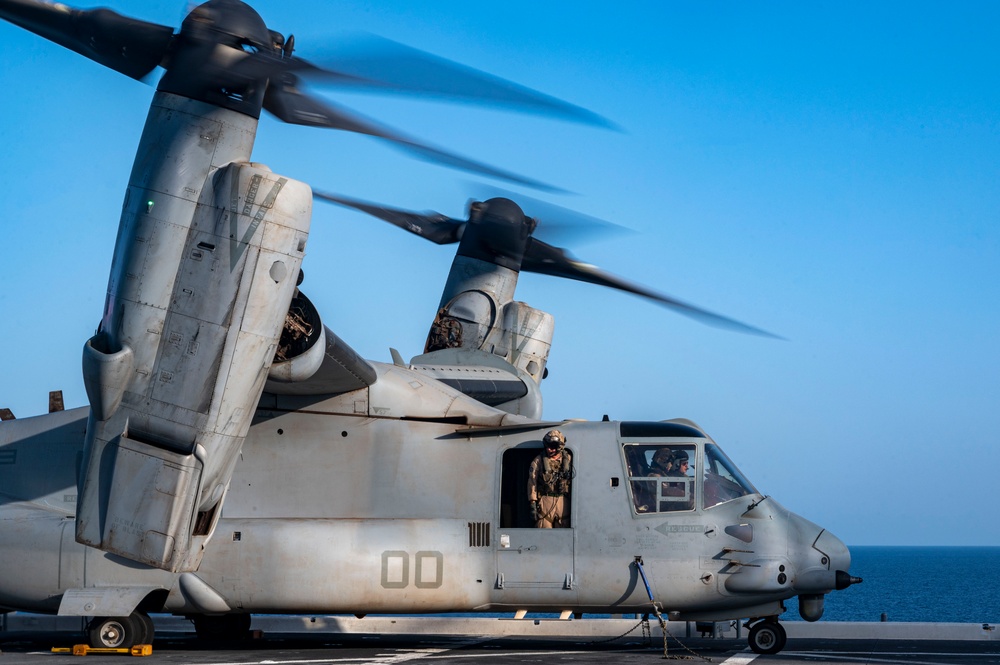 VMM-364 land on USS Lewis B Puller