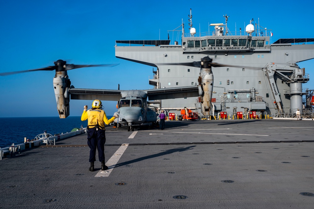 VMM-364 land on USS Lewis B Puller