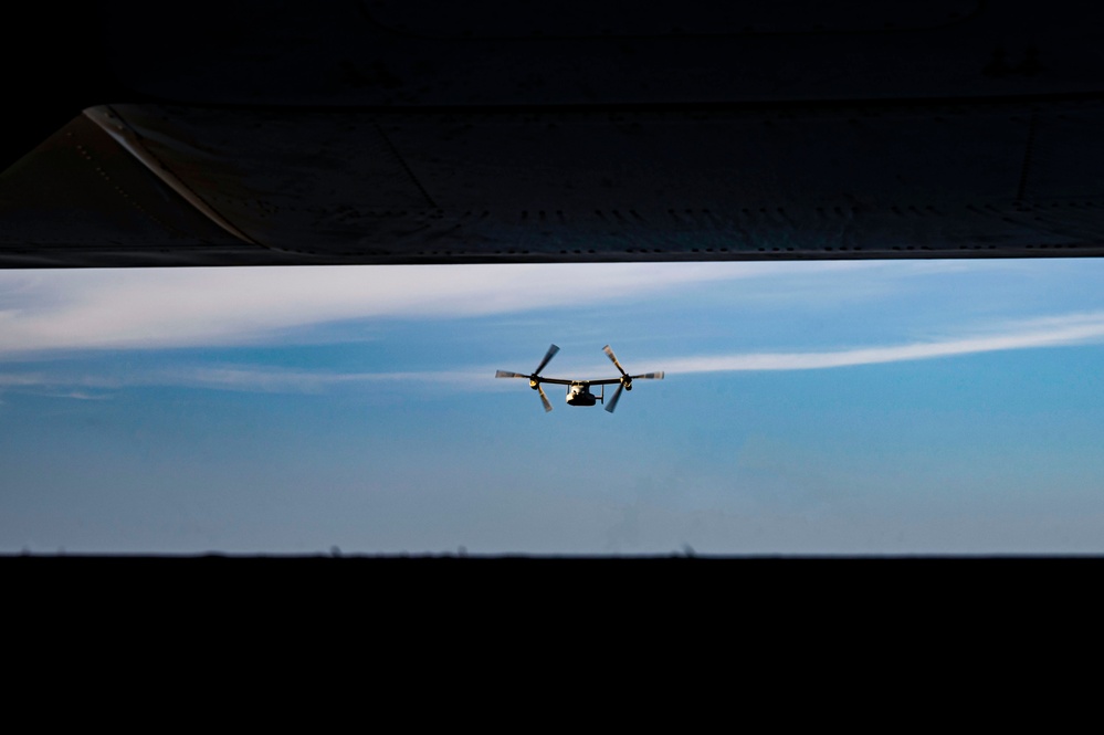 VMM-364 land on USS Lewis B Puller