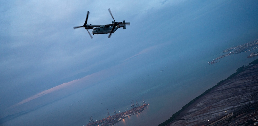 VMM-364 land on USS Lewis B Puller