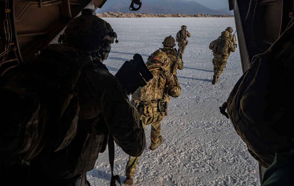 VMM-364 conduct training near Red Sea