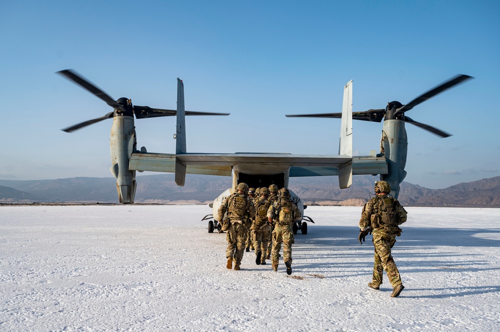 VMM-364 conduct training near Red Sea