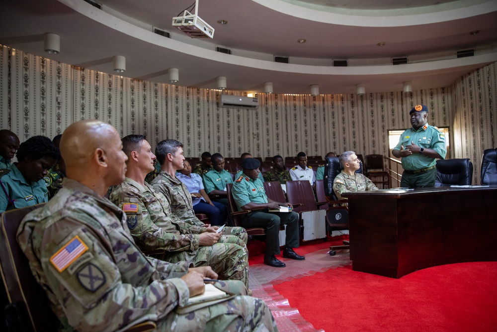 U.S., Sierra Leone soldiers discuss public affairs procedures