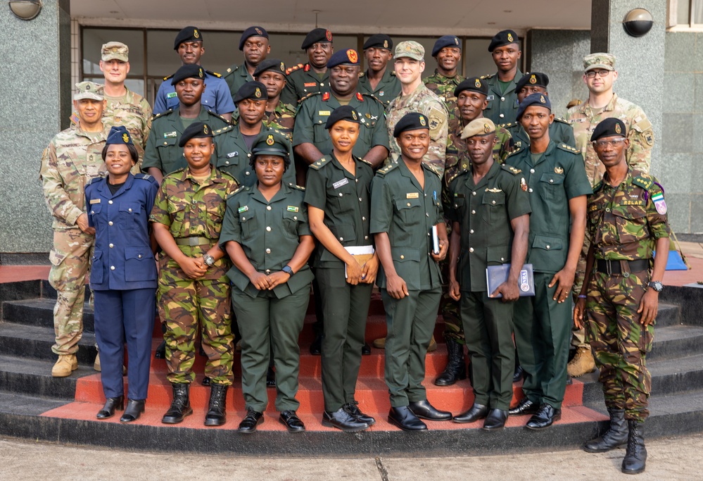 U.S., Sierra Leone soldiers discuss public affairs procedures