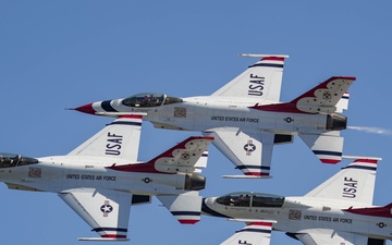 Thunderbirds bring ‘thunder’ to Thunder Over the Sound Airshow
