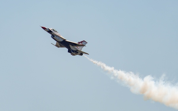 Thunderbirds bring ‘thunder’ to Thunder Over the Sound Airshow