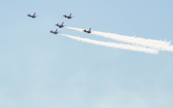 Thunderbirds bring ‘thunder’ to Thunder Over the Sound Airshow