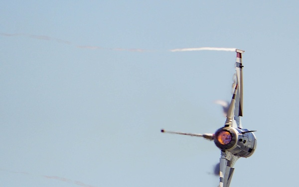 Thunderbirds bring ‘thunder’ to Thunder Over the Sound Airshow
