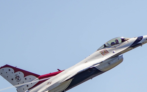 Thunderbirds bring ‘thunder’ to Thunder Over the Sound Airshow