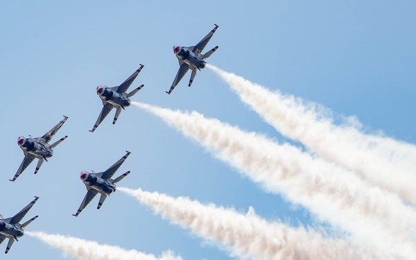 Thunderbirds bring ‘thunder’ to Thunder Over the Sound Airshow