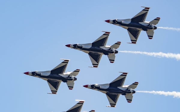 Thunderbirds bring ‘thunder’ to Thunder Over the Sound Airshow