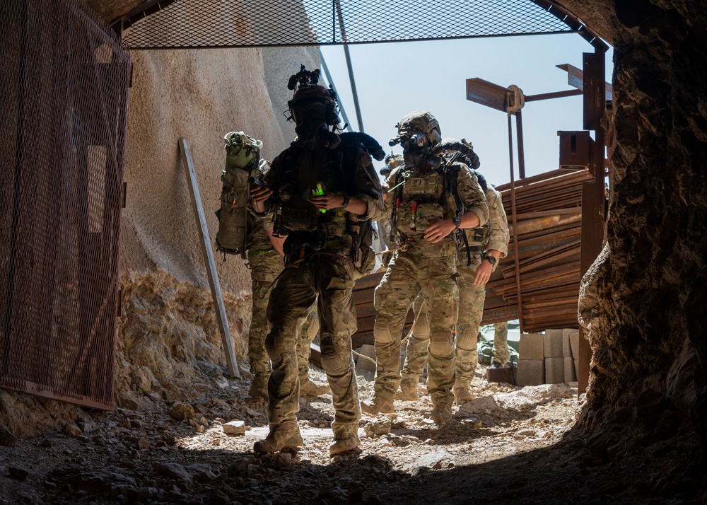 RF-R 23-1: Pararescuemen Mine Training