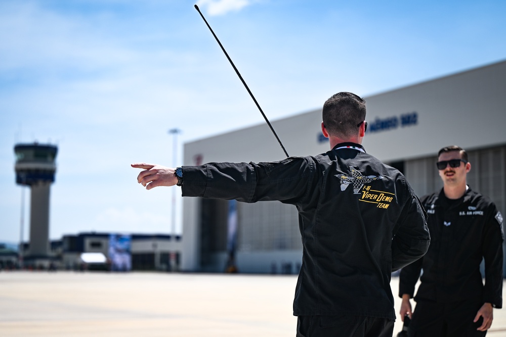 F-16 Viper Demo team arrives at FAMEX 2023