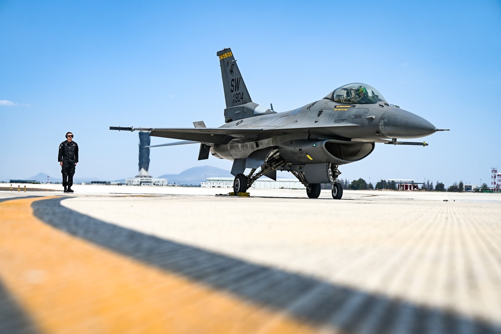 F-16 Viper Demo team practices for FAMEX 2023