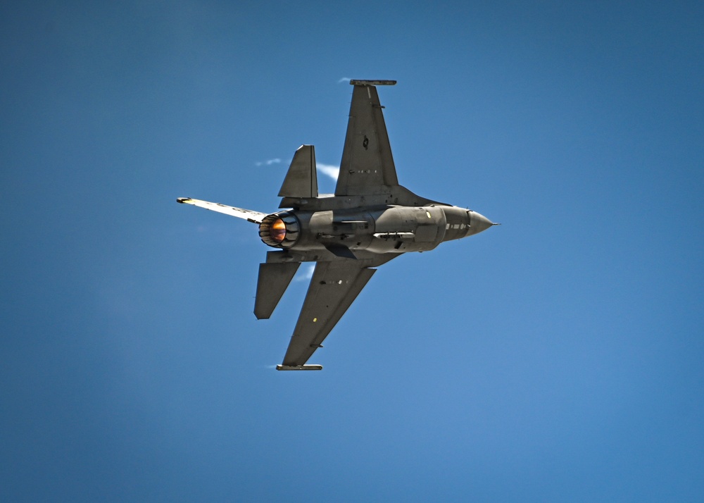 F-16 Viper Demo team practices for FAMEX 2023