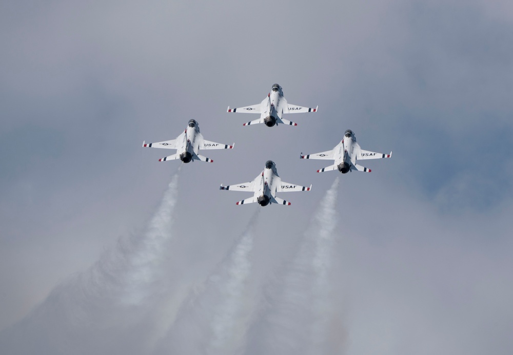 Thunderbirds soar over JBLE