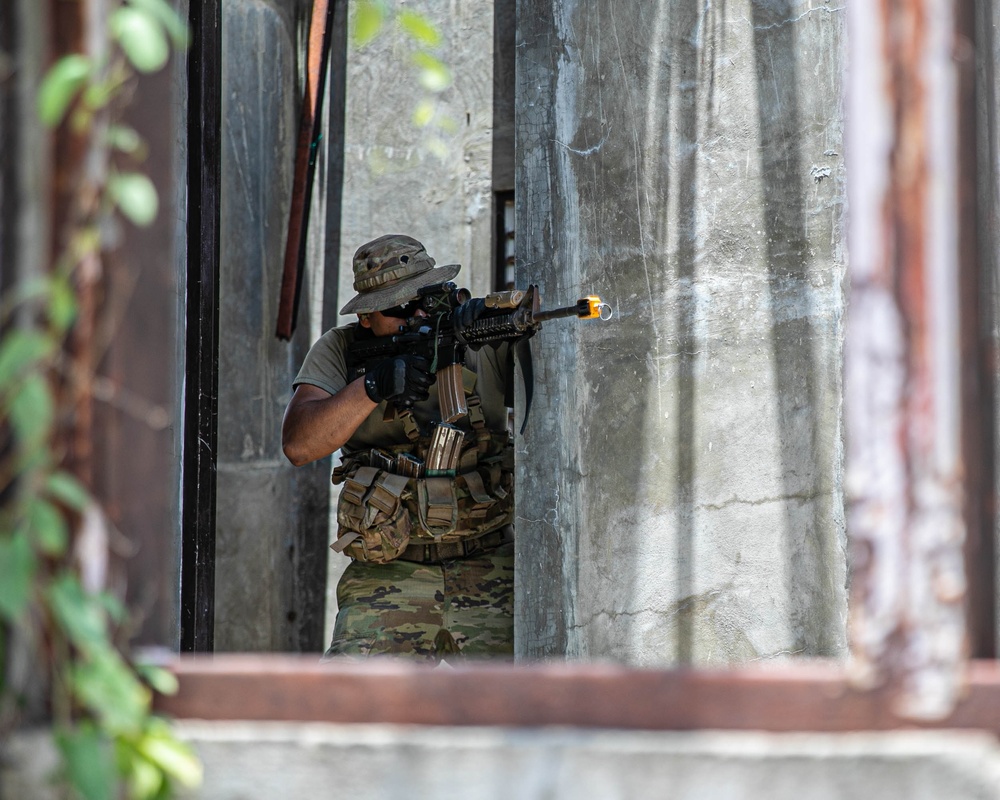 1-27 Delta mounted movement with the Australian Defense Force in Nippa Hut Village, Fort Magsaysay, Philippines