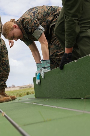 Expeditionary airfield systems technicians install “bird” catching gear (Radio)